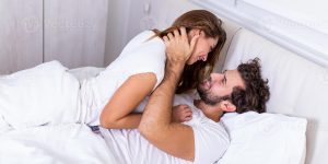 16704918-lindo-casal-apaixonado-beijando-na-cama-lindo-casal-jovem-deitado-juntos-na-cama-casal-jovem-romantico-apaixonado-deitado-na-cama-lindo-casal-sorrindo-na-cama-foto